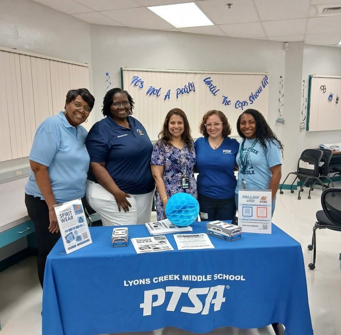 LCMS_MS's tweet image. Nothing like coffee, donuts, &amp;amp; a visit from our favorite heroes in blue @CoconutCreekPD ☕🍩🚓 Thanks for joining LCMS &amp;amp; @LCMS_Principal at our annual PTSA Coffee &amp;amp; Donut Appreciation. Nothing stronger than 🦁 + 👮‍♀️ 👮‍♂️+ ☕️! @CoconutCreekGov @AP_Newell @BCPSNorthRegion