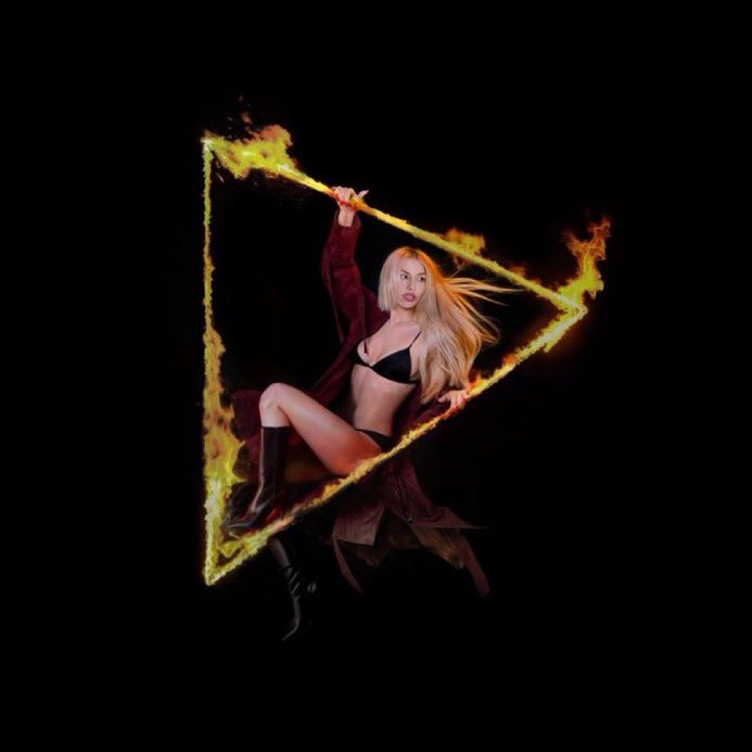 Ava Max acaba de lançar seu álbum “Don’t Click Play”.