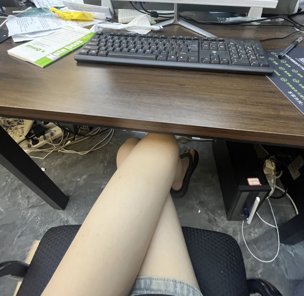 每天都是这样，从早上过来到工位不到半个小时就开始困了，一直到现在，这班不上也罢 🥱  还好明天礼拜天了🥳今晚的目标：不回寝室，来个小帅等我去玩呀。三点一线的生活真的太枯燥了 #天津