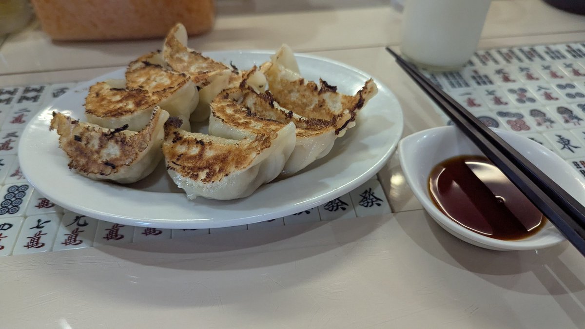 前から気になってたけど、うい先生もおすすめしてた新味覚の餃子食べにきた!
皮がもっちりしてる!
そして餃子はもちろんだけど、りんご牛乳うまし。