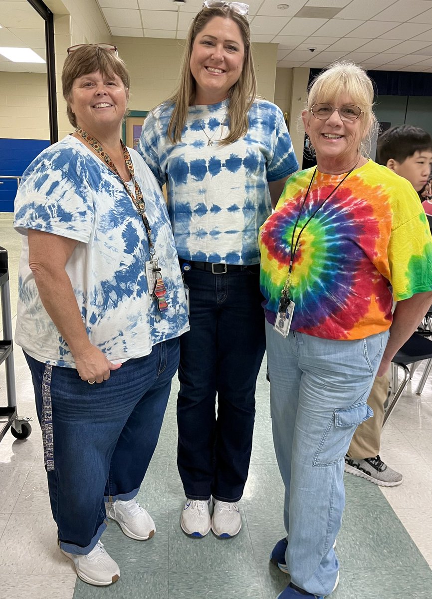 Amy97272's tweet photo. Spirit week has been fun!  Welcome to the 70’s!

#tiedyethursday 
#skyhawkpride 
#raineysrowdies https://t.co/RL5s0BSJlM