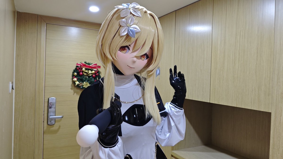 神官形态荧妹～
“芭芭拉小姐…为什么！你给我的西风教会神官制服！和其他的那么不一样啊！”
“旅行者，这些都是风神的考验哦～”

#kigurumi #genshinimpact #lumie #latex