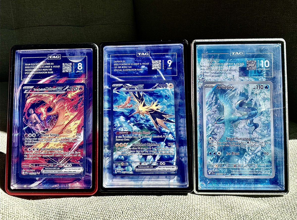 RUBIESgg's tweet photo. Bird Trio (@TAGgrading slabs)

Extended Arts:
🔥- @GeeksStopTCG 
⚡️- @itspokeminh 
❄️- IG quiet.customs https://t.co/k5NWW8WLzH