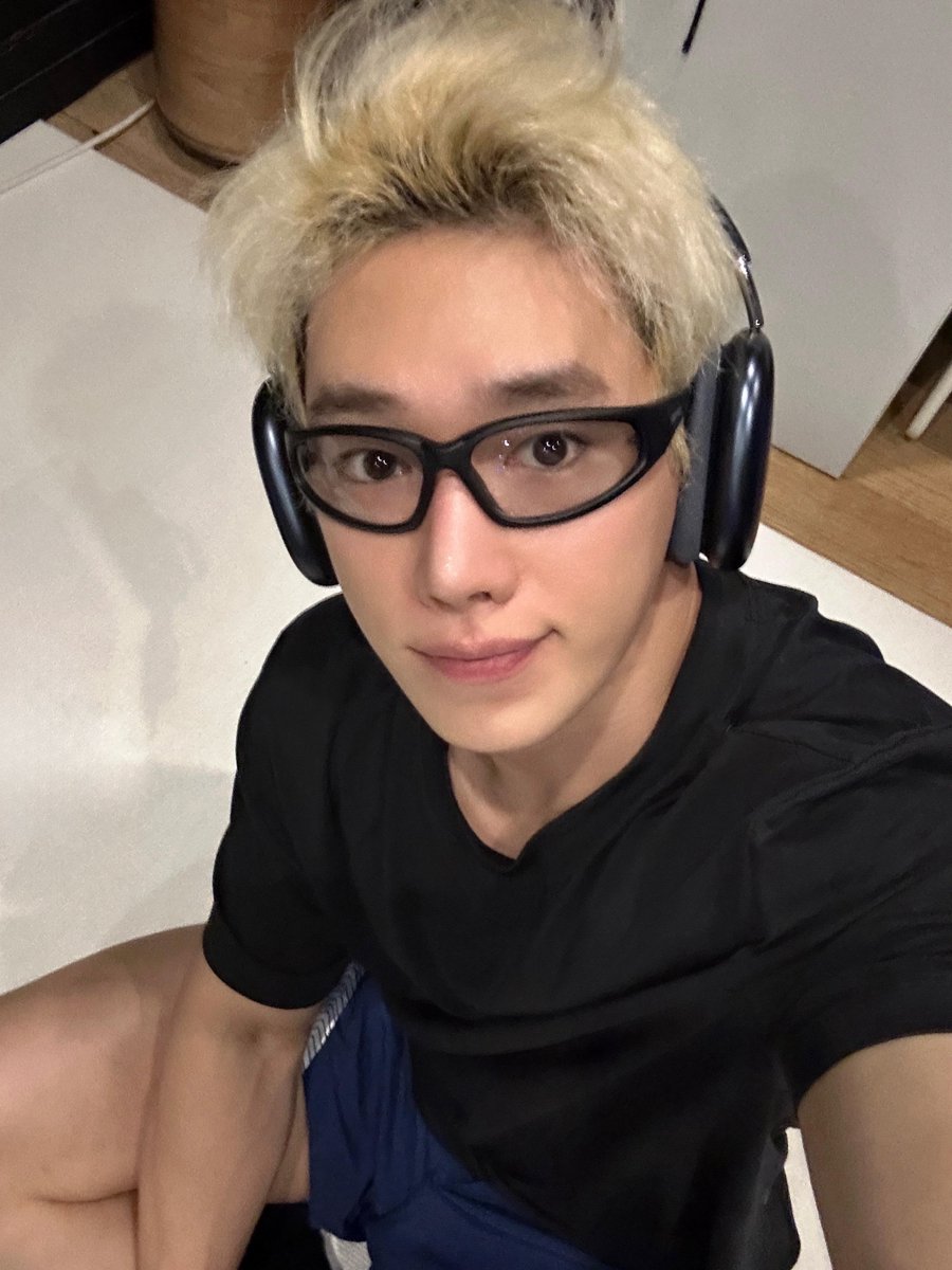 위니들 오늘은 금요일 힘내

#원호 #WONHO