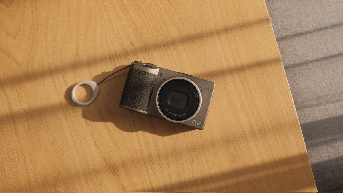 GadgetMitchy's tweet photo. ちなみに、この子もめちゃめちゃ良かった。
この子はもっとコンパクトで、アウターのポケットに入れられるサイズ。 https://t.co/ws010KK8F2