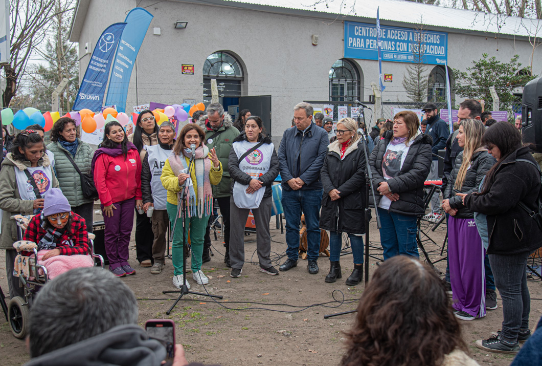 Mariano Cascallares y Paula Eichel, acompañaron a familias brownianas en defensa del Hospital Garrahan
informenorte.com.ar/mariano-cascal…
 <a href="/MunicipioBrown/">Almirante Brown</a> <a href="/PrensaCascaPJ/">PrensaCascallares</a> <a href="/CascallaresPJ/">Mariano Cascallares</a> <a href="/paulaeichel/">Paula Eichel</a>