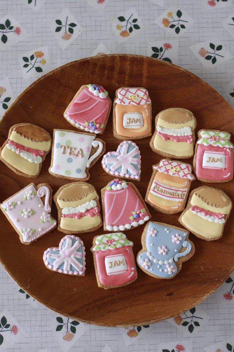 cookieartparty's tweet photo. -biscuits-
ミリオネアショートブレッド
ショートブレッド（プレーン、５種アソート、ティーアソート）⭐︎
クッキーギフト
ティータイムビスケットボックス

⭐︎：英国展サイト掲載メニュー

ビスケット類は単品で他にも登場予定です。
スコーンは毎日会場で焼きたてをご用意します♩

#英国展 https://t.co/uMpMtBe8CP