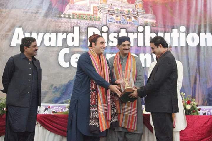 ھي جيڪي ڪَنڌُ جھڪائي سامراجي دلالن کان ايوارڊ به وٺن ٿا ۽ ساڳئي ڪلاس سان جھيڙو ڪري انقلاب آڻڻ جي لٻاڙَ ھڻي غلام قوم جي فردن کي گمراھ به ڪن ٿا...! 

جامي چانڊيو تنھنجي قَلم ، تحرير ۽ فڪر جي منھن ۾ ٿُڪون ھُجن ...!
<a href="/jarwar_lal/">LalJarwar</a> 
<a href="/adv_abdulhaque/">ماڻڪ 💞</a>