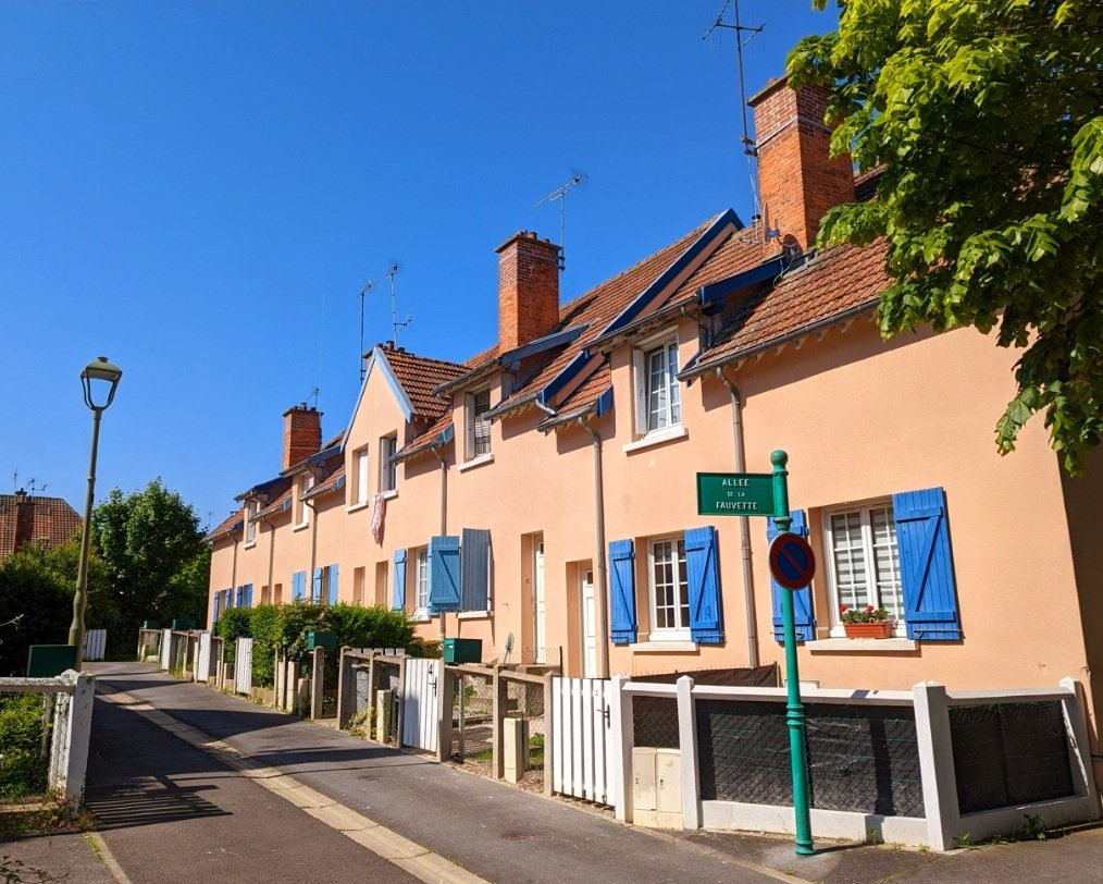 Chemin Vert; post Great War new town / garden city (cité-jardin?) reconstruction of eastern Reims 🇫🇷
#FingerpostFriday #BusmansHoliday 

fr.wikipedia.org/wiki/Quartier_…