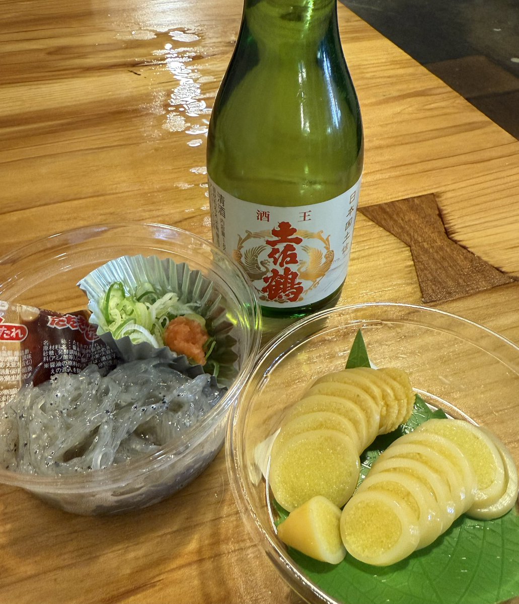 AkachanGold's tweet image. そろそろ帰ろう思もーてたら相方が買ってきた😂 子持ちヤリイカとどろめ 美味いゆーて 土佐鶴🍶呑んではります😅
#ひろめ市場