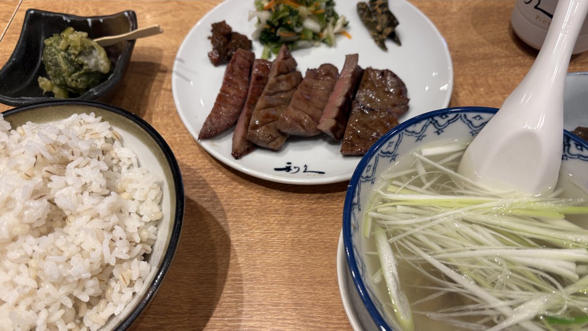 利休で牛タン。出張太る。