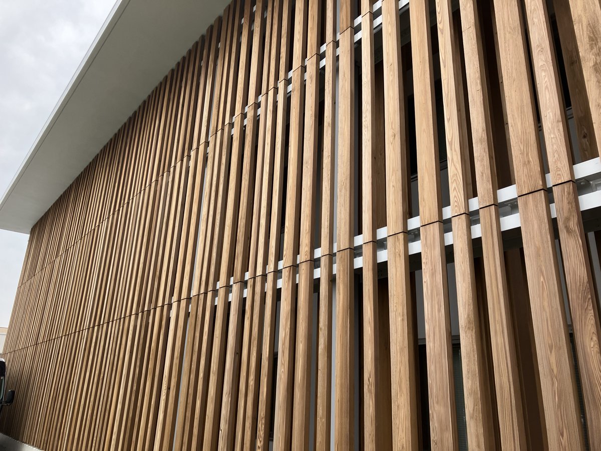StechWood's tweet photo. #山形県 #川西町 庁舎にルーバーで #エステックウッド を採用いただきました。
建物の１面全体にエステックウッド #山形県産スギ を使用しており、大きさの異なる材をランダムに貼っており意匠性の高いデザインとなっております。
#相互フォロー #企業公式相互フォロー #江間忠木材 #stechwood #木育 https://t.co/UFoWLAxaH7