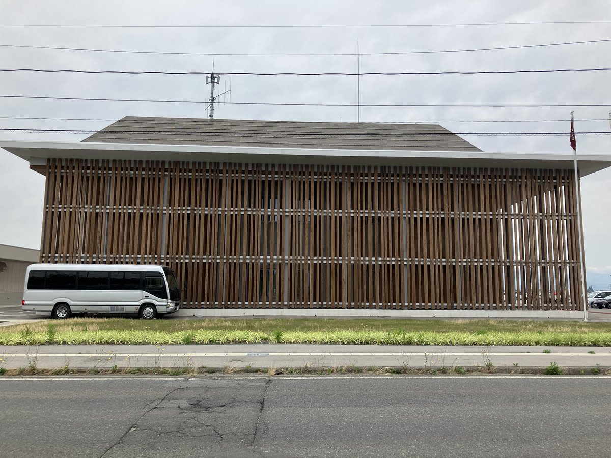 StechWood's tweet photo. #山形県 #川西町 庁舎にルーバーで #エステックウッド を採用いただきました。
建物の１面全体にエステックウッド #山形県産スギ を使用しており、大きさの異なる材をランダムに貼っており意匠性の高いデザインとなっております。
#相互フォロー #企業公式相互フォロー #江間忠木材 #stechwood #木育 https://t.co/UFoWLAxaH7