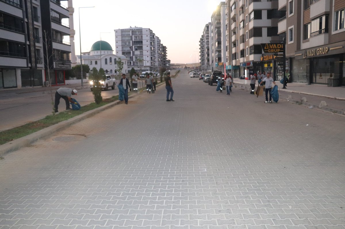 “Temiz Bir Kent ve Sağlıklı Bir Çevre” için başttığımız #TemizlikSeferberliği hız kesmeden kentin her köşesine yayılıyor💦🌪️🧹🚮

Halkımızın refahı ve esenliği için Cuma gününün ilk ışıkları ve bereketiyle okul çevreleri, cadde ve sokaklarda temizlik çalışmalarımız hız kesmeden