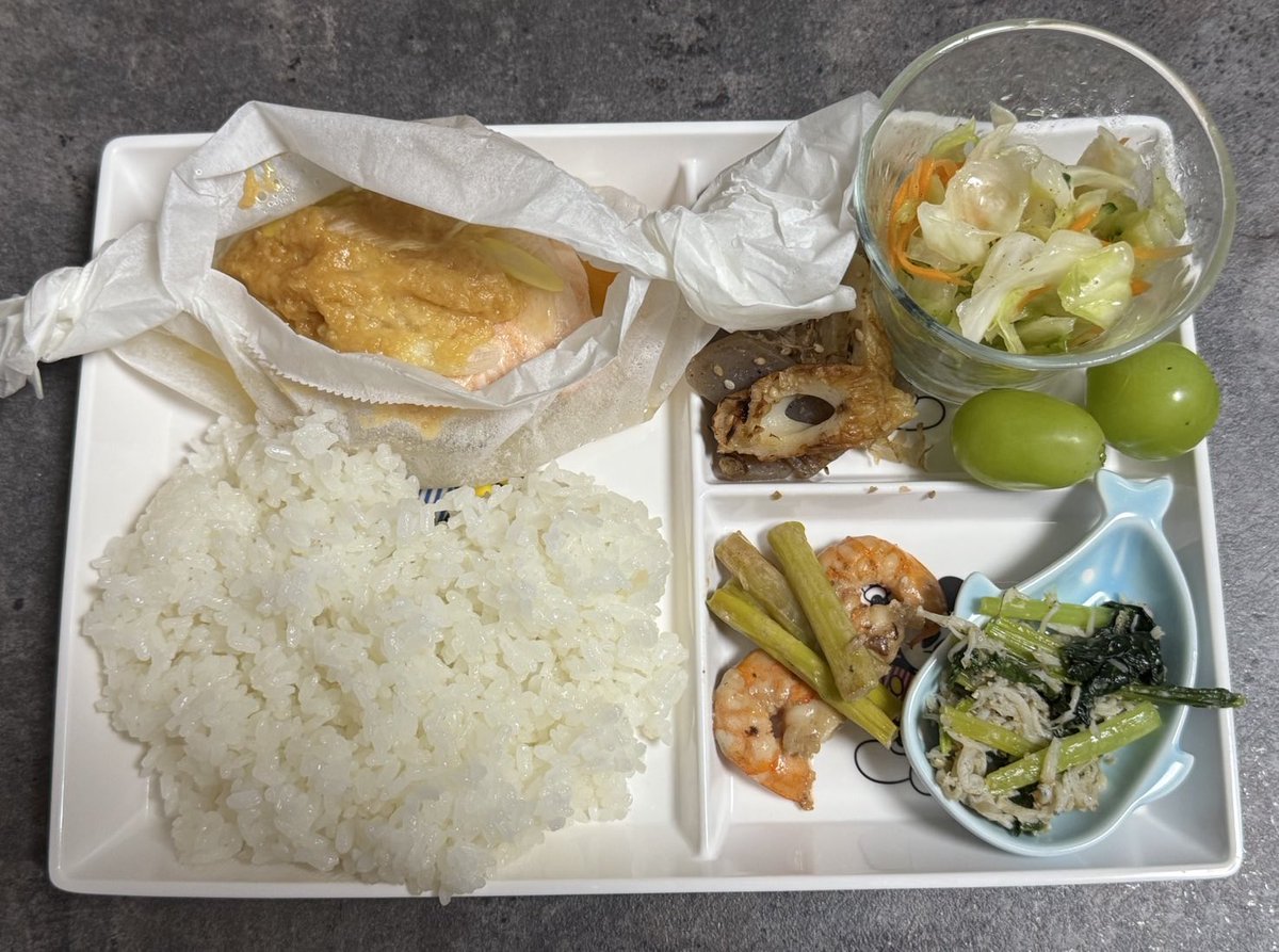 昨日の夕飯❤️
☆鮭のホイル焼き
☆コールスロー
☆ちくわとこんにゃくのカツオ炒め
☆エビとアスパラのマヨポン
☆小松菜とジャコの中華炒め
☆頂きものシャインマスカット
娘盛り付け🤣ご飯多かったはず
🤣