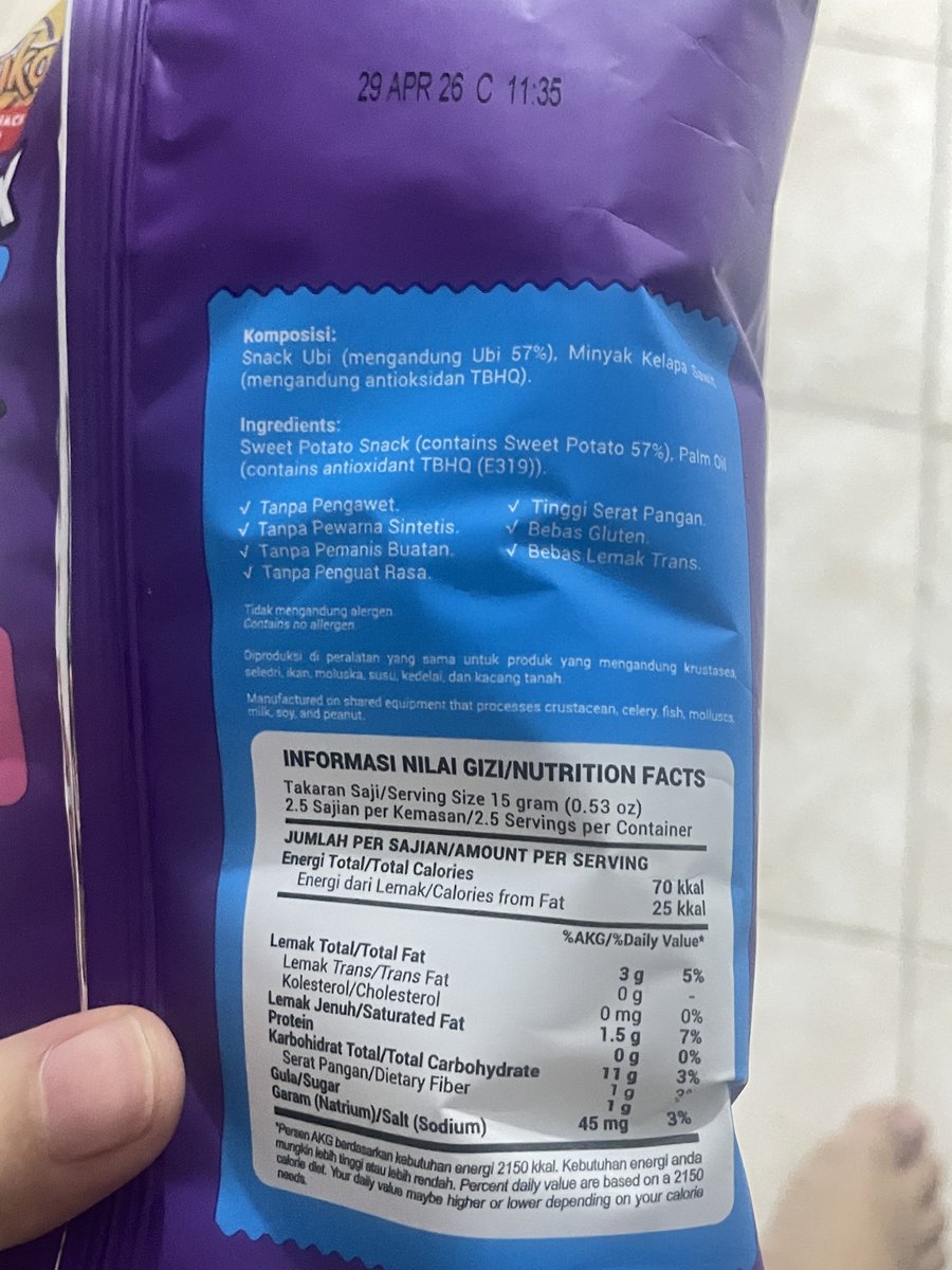 diitdotss's tweet photo. Found a treasure.

Snack bebas gluten, pengawet, gula tambahan dan pewarnaa sintetis.

Komposisinyaa cuma 2 ajaah. Ubi sm palm oil. Gong siih. Rasanya juga ubi bangeet wkwkw 🔥🔥🔥 https://t.co/7Wy3M63zsO