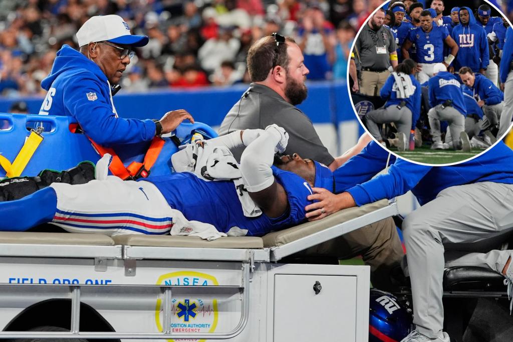 TJ Moore carted off after gruesome leg injury in Giants preseason finale trib.al/ecxicLU