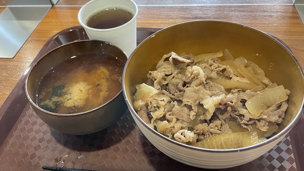 graphics_kai's tweet photo. 最近の社員食堂のご紹介🍚
この日は牛丼とお味噌汁でした https://t.co/W03h5GCsBa