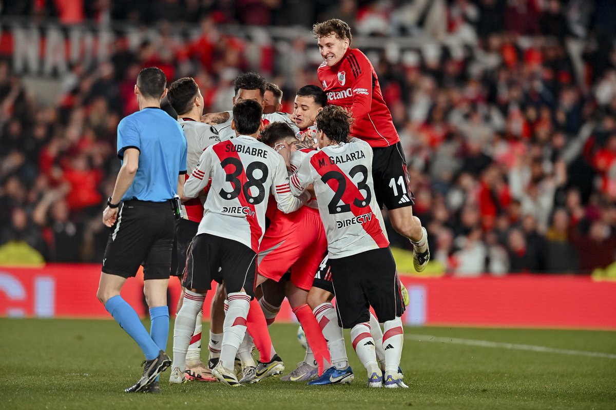 📸 Another special @thelibertadores night with some epic pictures.

Quarter-finals await ⚪️🔴⚪️