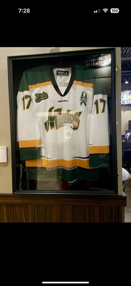 PA_Mintos's tweet photo. "The boys made a recent visit to one of our sponsors to deliver a Mintos jersey to be displayed at the Canadian Brewhouse. @cbhprincealbert They also had a great time enjoying food and games during their visit! 🏒🎮 #Mintos #CanadianBrewhouse #CommunitySupport https://t.co/rqWJgqtRi7