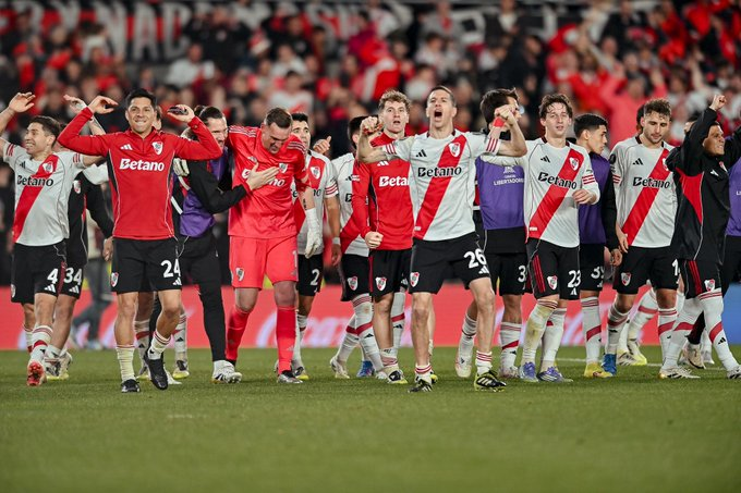 Ojalá que los penales de hoy hayan desbloqueado algo en River, volver a ganar por esa instancia es para festejar. Y más en una noche que pintaba oscura y parecía con final de terror. Desahogo enorme, más allá del rendimiento paupérrimo.

Seguimos, River... 🏆