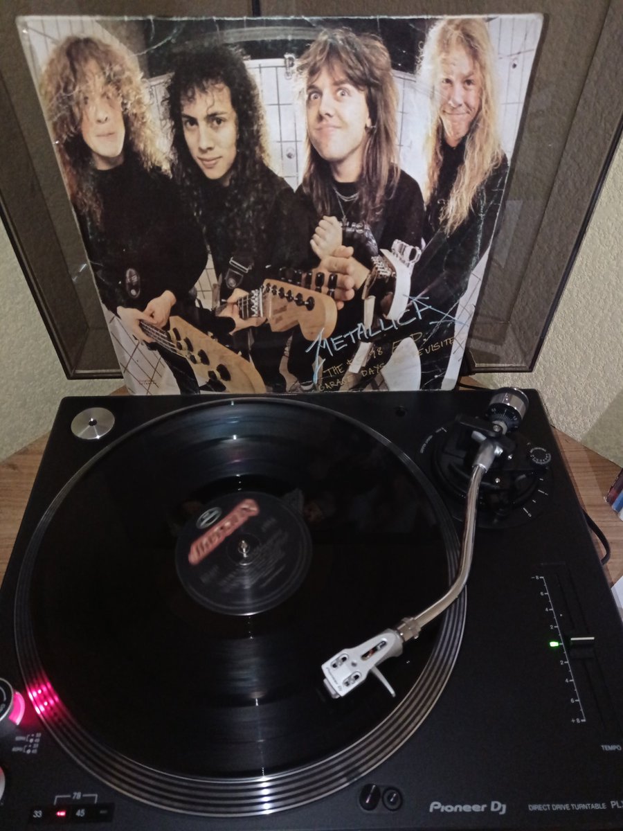 XIBILXIC's tweet photo. buena ocasión nocturna para girar el Garage Days de los metódicos @Metallica 🇺🇲 #GarageDays #metodica #CassetteMania #vinylrecords #vinylcollector #80sMetal https://t.co/YhNSR9Q7Kg