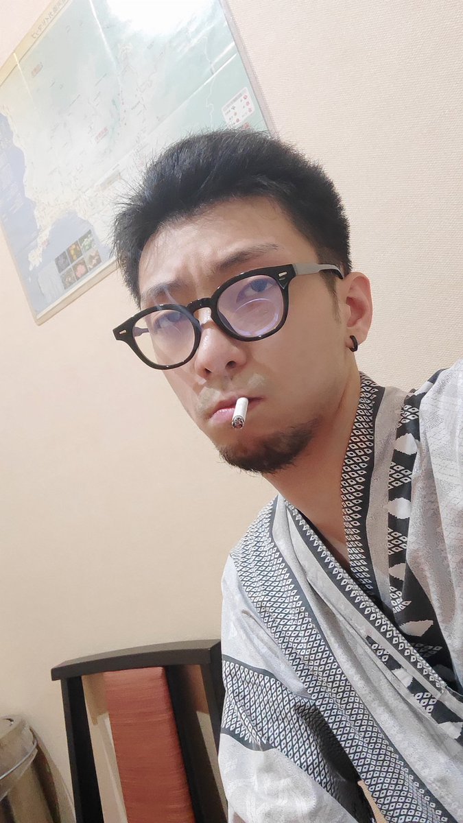 HiroCCC07's tweet photo. ひろ  と申します。インターネット=オタクです。
カラオケとゲームとデュエマと飲酒と喫煙も好きです。  和装とかもたまにします。
チョロイのでちょっと仲良くしてくださるだけで直ぐに懐きます。✌️よろしくお願いします✌️ https://t.co/MHUDQrvW99