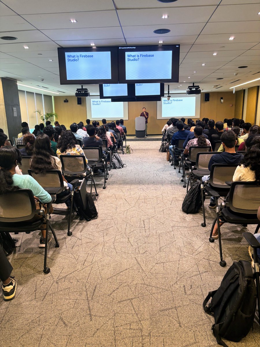 TechpreneurNit's tweet image. Loved connecting with amazing people and capturing these moments together.
.
.
#GoogleForDevelopers #Innovation #Community (2/2)
