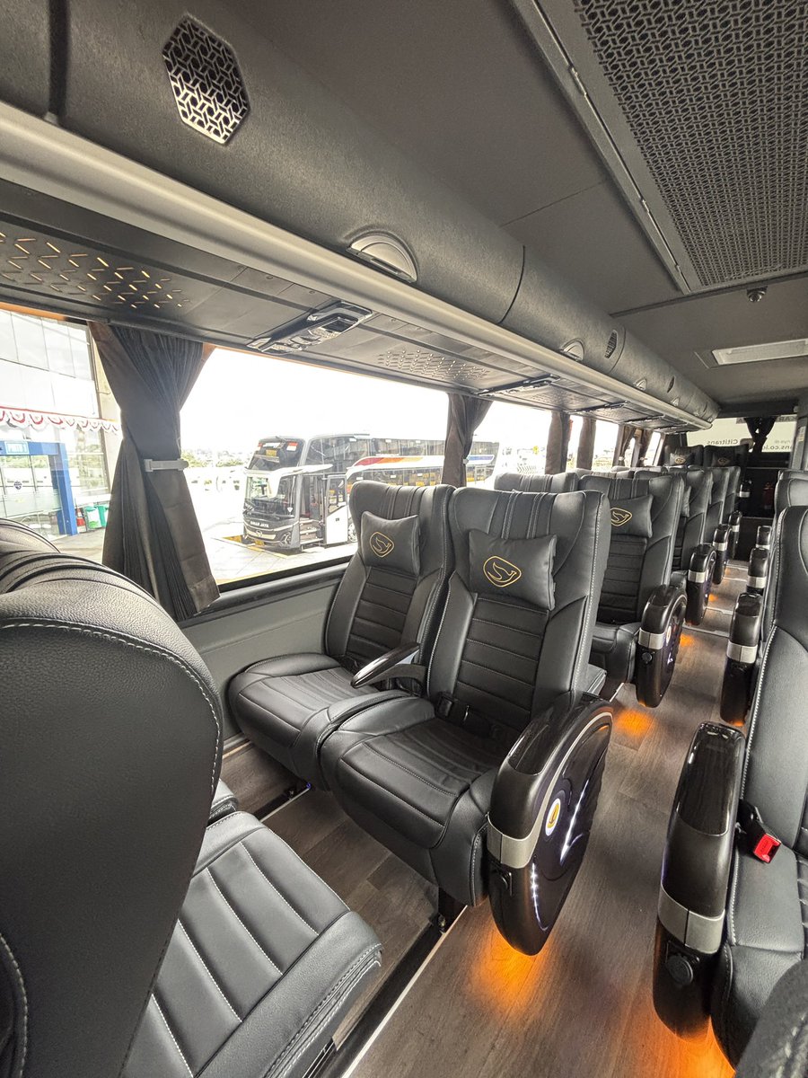 New Cititrans Super Eksekutif 28 seat!!

Perjalanan kalian bakal makin nyaman dengan bis yang satu ini, kira kira buat rute mana ya untuk full SE 28 seat ini??

Udah pernah coba naik Cititrans? Atau udah jadi langganan nya Cititrans?

                               - a thread -