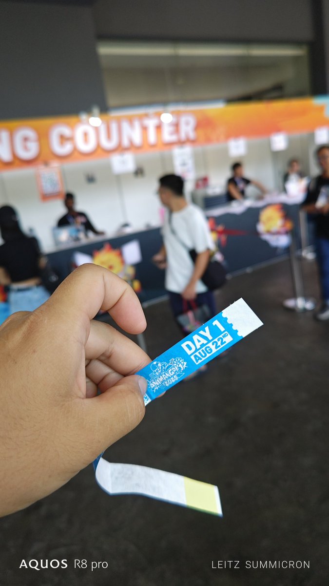 Yay yay arrived le and got ze tickets~