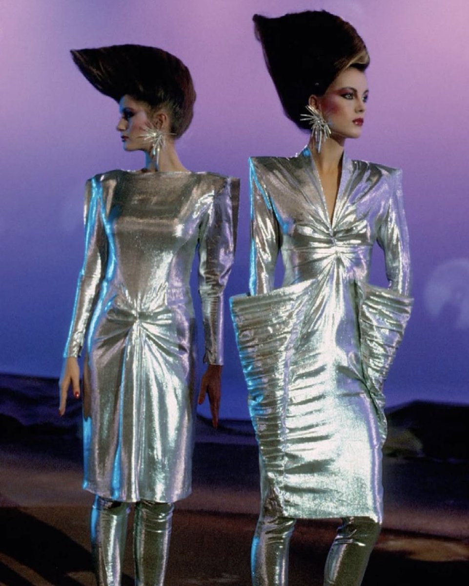 Yaconic's tweet image. Thierry Mugler dejó un legado que redefinió por completo la estética de los 80 y 90. Sus creaciones no eran solo ropa; eran espectáculos de fantasía y poder.

🔗 bit.ly/4737v2p 🔗

#thierrymugler #moda #diseñodemoda #altacostura