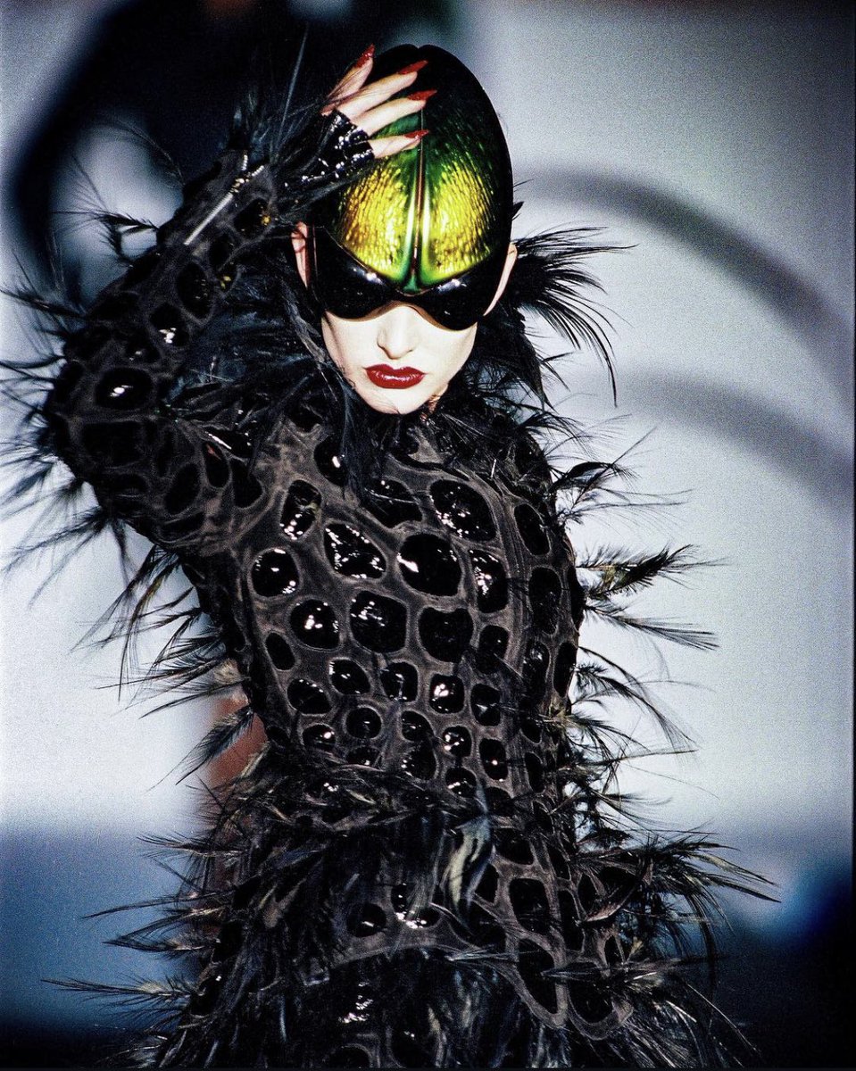 Yaconic's tweet image. Thierry Mugler dejó un legado que redefinió por completo la estética de los 80 y 90. Sus creaciones no eran solo ropa; eran espectáculos de fantasía y poder.

🔗 bit.ly/4737v2p 🔗

#thierrymugler #moda #diseñodemoda #altacostura