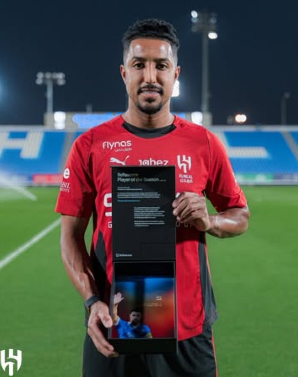 #الهلال_فخر_آسيا
-الأسطورة سالم الدوسري يتسلم جائزة أفضل لاعب في الدوري الموسم الماضي من SofaScore 👑💙☝️