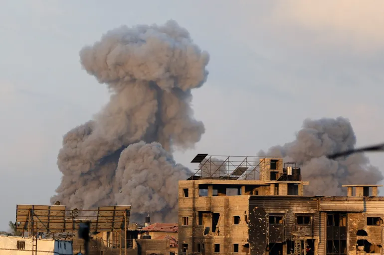 Today27News's tweet photo. Israeli attacks kill 48 across Gaza as military escalates #Gaza #City assault
#Israel steps up attacks on Gaza City neighbourhoods in first stage of controversial plan to take enclave’s urban centre. https://t.co/N07NTy0GmE