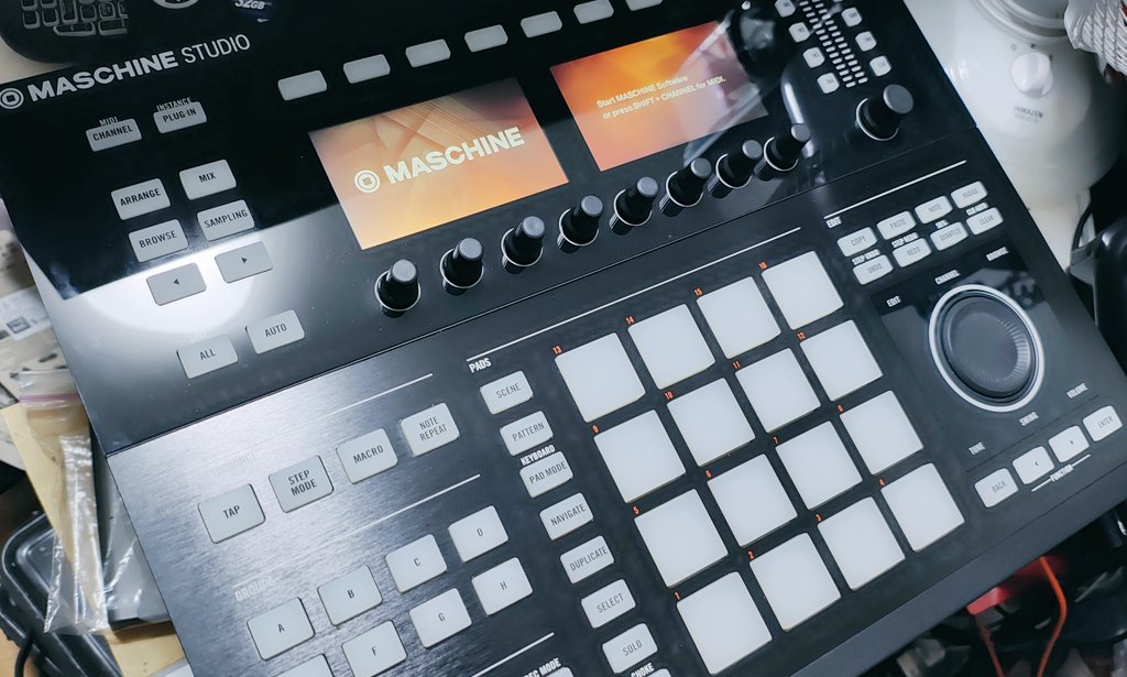 そういえば先程電子楽器が届きました。
native instrumentsのmaschine studioです。初めてサンプラー買いました!!
どうやって使うの?って方がいると思うのですごい上手い人のショート動画載せます(1個1個のボタンにスクラッチ音とかボイスとか楽器音を設定できます)

youtube.com/shorts/-5RGc7Q…