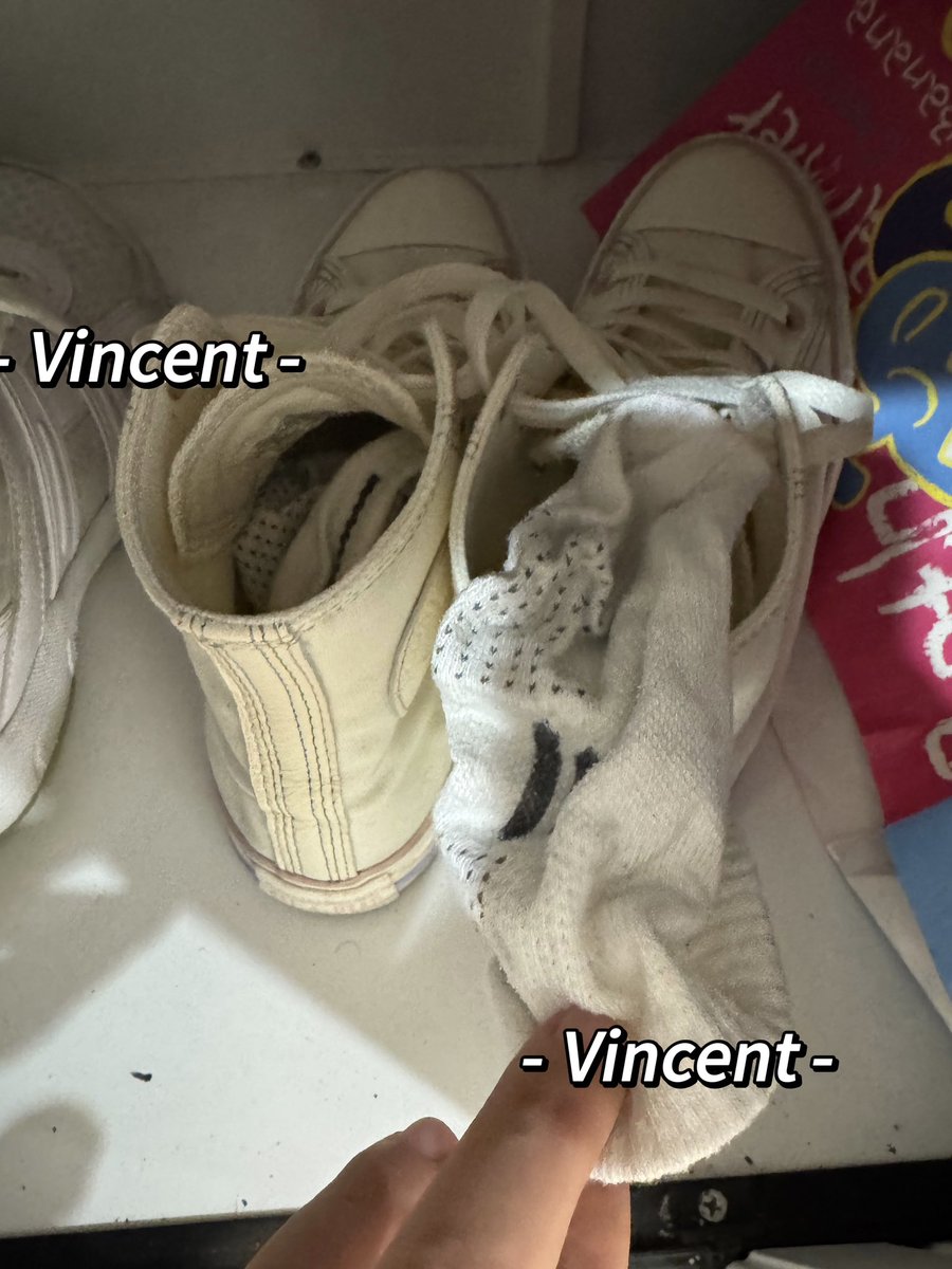 AKAVincentCc's tweet image. 39码大脚妹的汗脚小白袜，套着真舒服