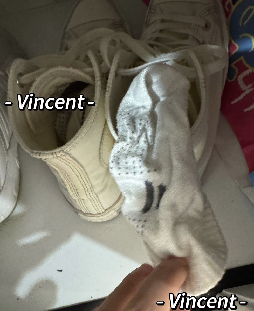 AKAVincentCc's tweet image. 39码大脚妹的汗脚小白袜，套着真舒服