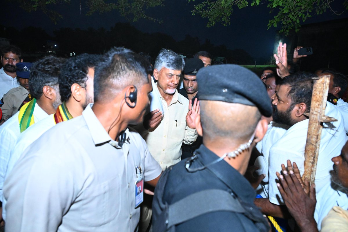 NeeleshPotnuru's tweet photo. @naralokesh sir chala kalam ga mikosam wait chesthunam enno sarlu kalisam no response https://t.co/Bj7HR1kXhk