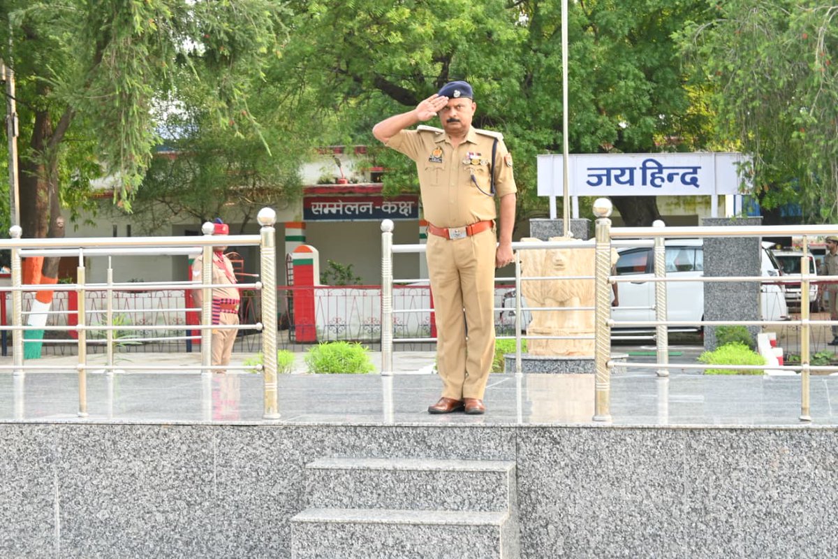 jalaunpolice's tweet photo. SP जालौन द्वारा पुलिस लाइन उरई में शुक्रवार परेड की सलामी ली गई तथा RTC कैडिटों की PT/परेड का निरीक्षण कर अनुशासन/नियमो हेतु ब्रीफ किया गया तदोपरान्त RTC की बैरक,मैस व पुलिस लाइन की विभिन्न शाखाओं का निरीक्षण एवं पुलिस कर्म0गण का अर्दलीरूम कर सम्बन्धित को आवश्यक निर्देश दिये गये। https://t.co/TXt00KMQIt