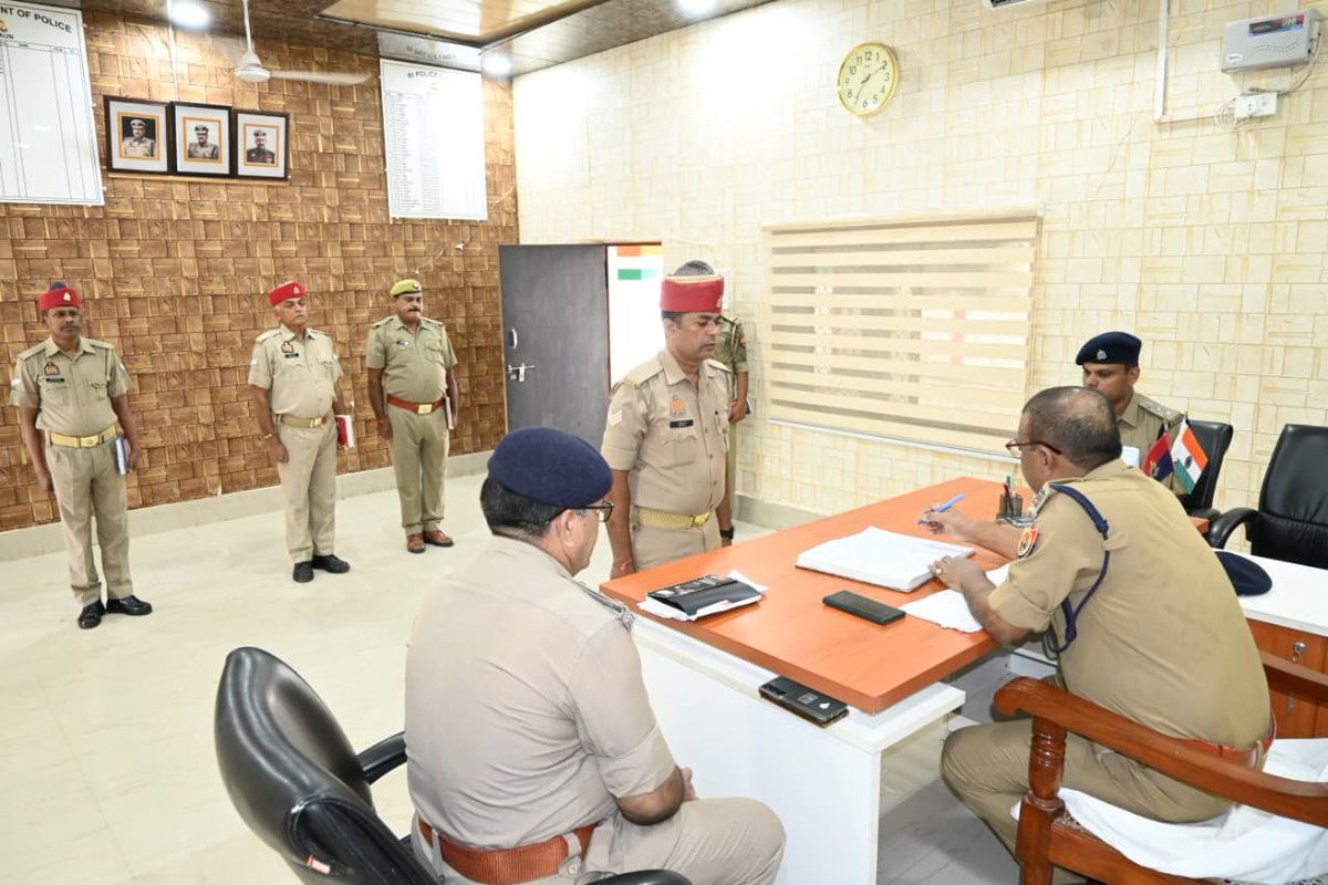 SP जालौन द्वारा पुलिस लाइन उरई में शुक्रवार परेड की सलामी ली गई तथा RTC कैडिटों की PT/परेड का निरीक्षण कर अनुशासन/नियमो हेतु ब्रीफ किया गया तदोपरान्त RTC की बैरक,मैस व पुलिस लाइन की विभिन्न शाखाओं का निरीक्षण एवं पुलिस कर्म0गण का अर्दलीरूम कर सम्बन्धित को आवश्यक निर्देश दिये गये।