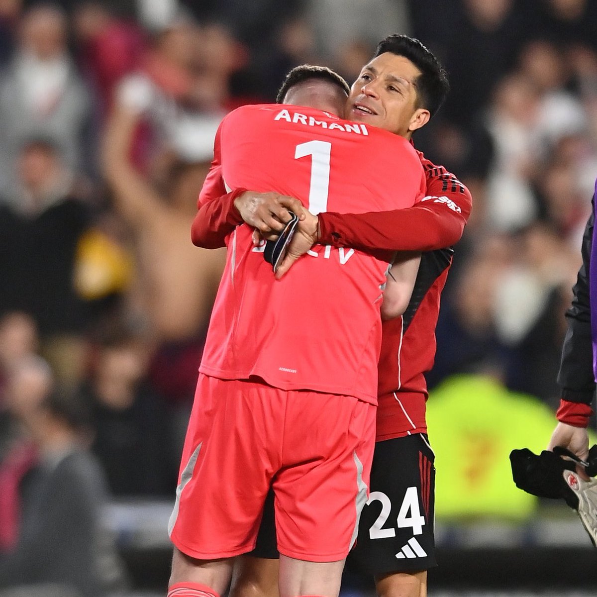 La noche nos vuelve a exponer que el fútbol, como la vida, no está acá adentro. Armani, Enzo y Nacho en este submundo son reprobados. En el Monumental son ovacionados y sostén de River. Los años pasan, sí. El nivel también sube y baja. Pero la memoria y el respeto no se negocian.