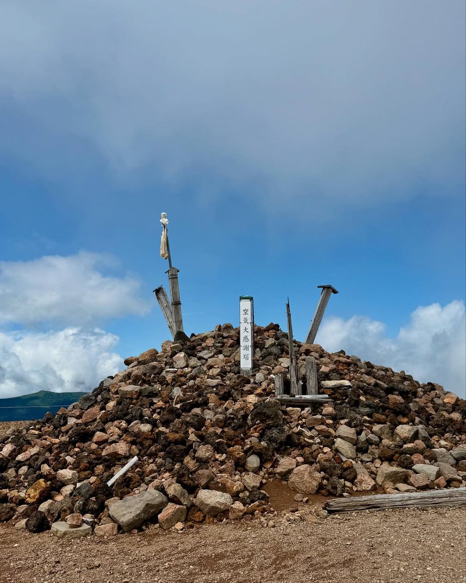 NaolKotoha's tweet photo. ✨夏休みの山日記✨
一切経山1948m＆吾妻小富士⛰️
念願の魔女の瞳🧙‍♀️💙コバルトブルーに感動！
浄土平レフトハウスの魔女の瞳らぁめん🍜意外と美味🤣
山友さん🚗に感謝🙏 大満足の1日🤗
#一切経山 #吾妻小富士 #魔女の瞳 #登山女子 #絶景登山 https://t.co/N1wt36r0PF