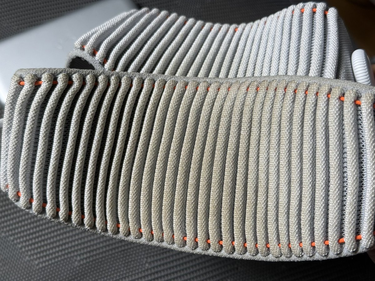 完全不能理解 vivo Vision 有啥好嘲笑苹果的，Apple Vision Pro 绝对是我这一年最喜欢的产品，在家娱乐、旅行全都带着，这带子都被头油黄成这样了。可以说 vivo 扩展了 VR、MR