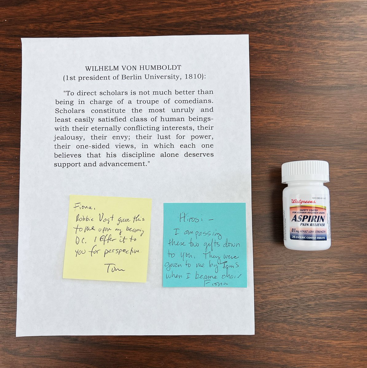 理学部長のオフィスに行ったら、手紙とアスピリンが置いてあった

半世紀前の理学部長から引き継がれているものらしい

アスピリンはとっくに使用期限が過ぎている