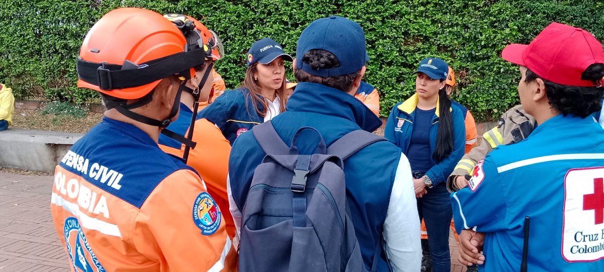 🧡🚨 Activamos nuestra capacidad operativa en #Cali para atender a los heridos por la explosión terrorista en la base aérea.  💪🏽 Realizamos evaluación de daños y análisis de necesidades además de brindar atención primaria. 🧡🫶🏽

#ListosEnPazoEmergencia