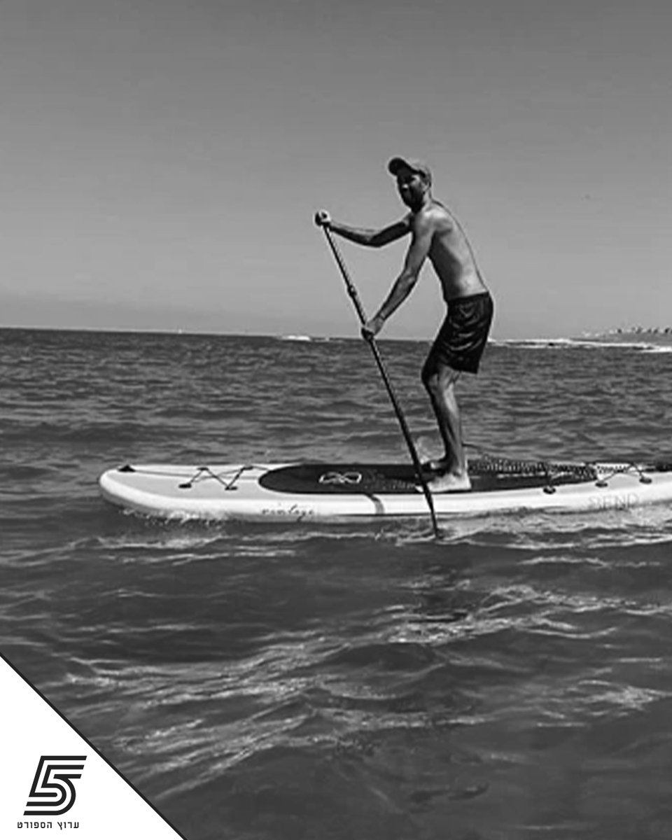 בכאב גדול ובלב כבד אנו נפרדים היום מחברנו היקר שלומי בנאי, טכנאי השידור, איש מקצוע מסור ואדם יקר לכולנו, אשר ליווה אותנו בצניעות ושקט לאורך שנים במגרשי הספורט.

שלומי היה חלק בלתי נפרד בכל משחק, בכל הפקה, בכל שידור – הוא היה שם. תמיד ראשון להגיע, אחרון לעזוב. תמיד מוודא שהכול