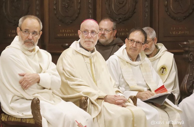 "Els sants, ho veiem en sant Roc, són ben conscients del que passa al seu voltant i no dubten en girar la mirada vers els altres, especialment vers els qui pateixen més". 
Festa de Sant Roc a l'església de Santa Maria d'Arenys de Mar.
Fotografies: Xavi Salbanyà
