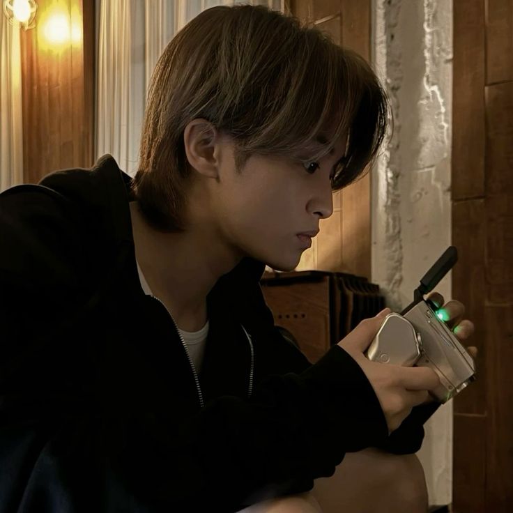 #mahae/#markhyuck AU | Run away 

— En donde mk lleva tiempo tratando de acercarse a su lindo compañero de trabajo, pero esté sale corriendo en cuanto su turno acaba.

—o donde hc se niega a estar un segundo mas de lo debido en su trabajo o interactuar con alguien de este.