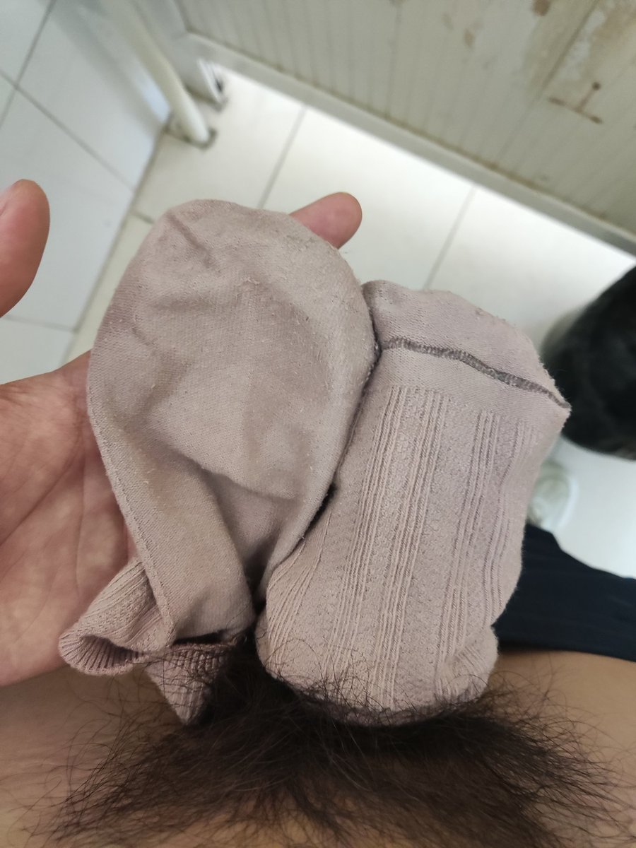zhngsn828113437's tweet photo. #扫楼 #扫楼打胶 #打胶 #舞蹈生 #鞋塞袜 #袜子 #白袜 卡着上课的点去舞蹈房门口看妹子，正好遇到两个迟到的高二妹妹，暑假还来集训真是太苦了，看着她们脱下来袜子塞到鞋里，拿出来还是热乎的 https://t.co/ebd1SV5jir