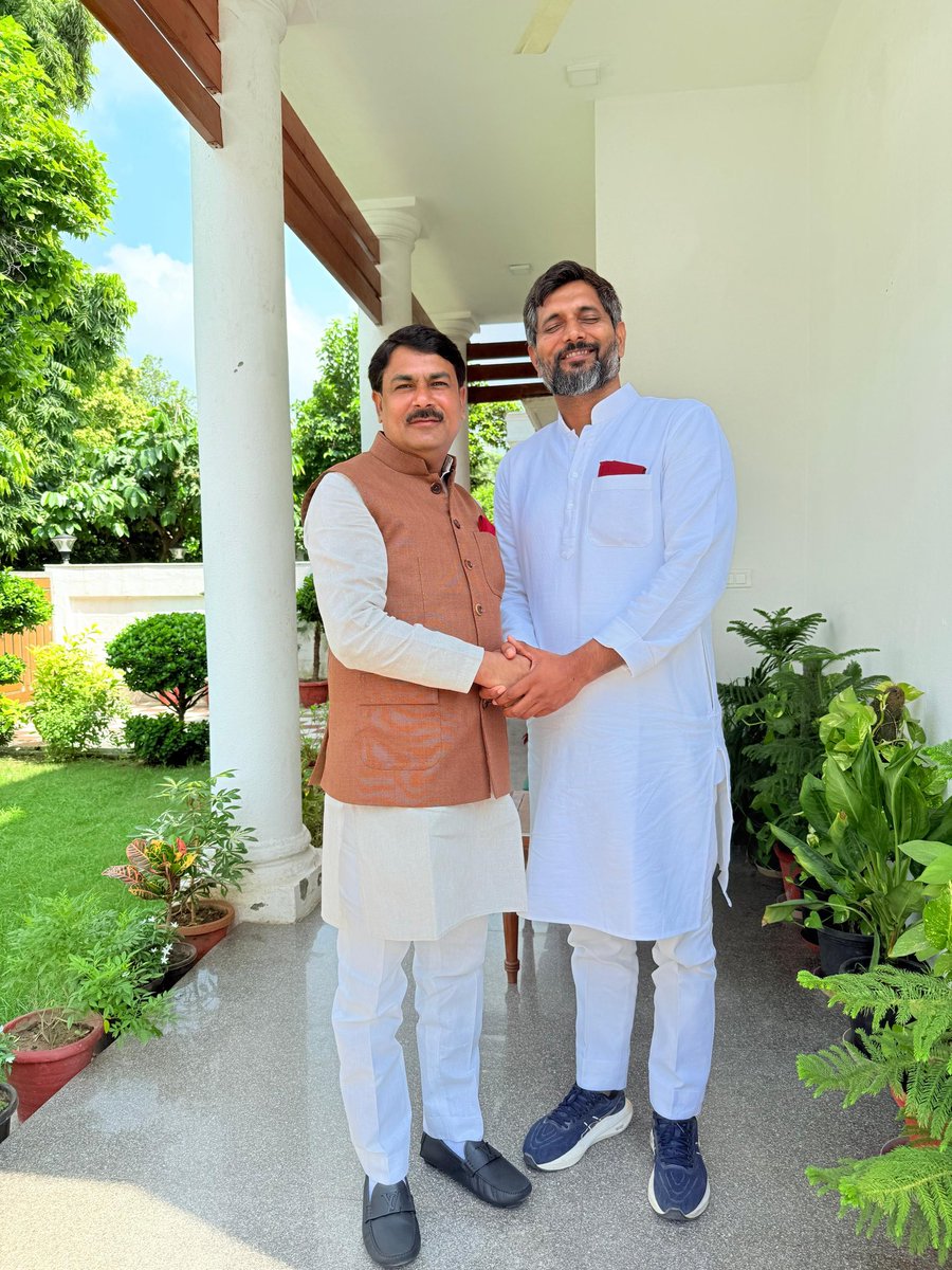 Manoj KAKA (@manojsinghkaka) on Twitter photo एक मुलाक़ात धौरहरा लोकसभा क्षेत्र के लोकप्रिय जनप्रिय सांसद बड़े भाई माननीय <a href="/BhadauriyaAnand/">Anand Bhadauria</a> जी से 🙏 एक मुलाक़ात धौरहरा लोकसभा क्षेत्र के लोकप्रिय जनप्रिय सांसद बड़े भाई माननीय <a href="/BhadauriyaAnand/">Anand Bhadauria</a> जी से 🙏